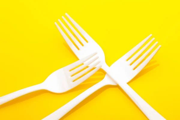 Renkli Arka Planda Plastik Çatal Günlük Yiyecekler Için Çatal Beyazdan — Stok fotoğraf