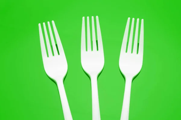 彩色背景的塑料叉子 休闲食品叉子 涂上白色的刺刺 制成休闲食品 适合家庭用餐 — 图库照片