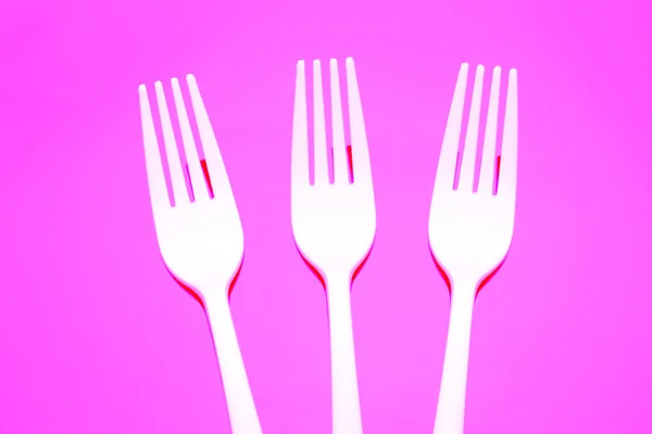 Renkli Arka Planda Plastik Çatal Günlük Yiyecekler Için Çatal Beyazdan — Stok fotoğraf