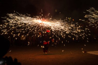 Dans, ateş ve şeytanlar, folklor ve karnavalın sonundaki ateşin baş kahraman olduğu Akdeniz festivali. Ateşli şeytanların şehirde dolaştığı bir parti. Katalonya 'nın popüler festivali.