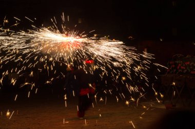 Dans, ateş ve şeytanlar, folklor ve karnavalın sonundaki ateşin baş kahraman olduğu Akdeniz festivali. Ateşli şeytanların şehirde dolaştığı bir parti. Katalonya 'nın popüler festivali.