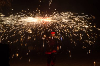 Dans, ateş ve şeytanlar, folklor ve karnavalın sonundaki ateşin baş kahraman olduğu Akdeniz festivali. Ateşli şeytanların şehirde dolaştığı bir parti. Katalonya 'nın popüler festivali.