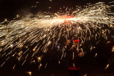 Dans, ateş ve şeytanlar, folklor ve karnavalın sonundaki ateşin baş kahraman olduğu Akdeniz festivali. Ateşli şeytanların şehirde dolaştığı bir parti. Katalonya 'nın popüler festivali.