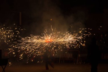 Dans, ateş ve şeytanlar, folklor ve karnavalın sonundaki ateşin baş kahraman olduğu Akdeniz festivali. Ateşli şeytanların şehirde dolaştığı bir parti. Katalonya 'nın popüler festivali.