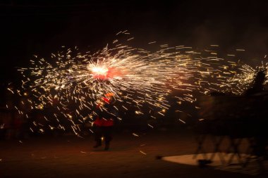Dans, ateş ve şeytanlar, folklor ve karnavalın sonundaki ateşin baş kahraman olduğu Akdeniz festivali. Ateşli şeytanların şehirde dolaştığı bir parti. Katalonya 'nın popüler festivali.