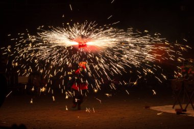 Dans, ateş ve şeytanlar, folklor ve karnavalın sonundaki ateşin baş kahraman olduğu Akdeniz festivali. Ateşli şeytanların şehirde dolaştığı bir parti. Katalonya 'nın popüler festivali.