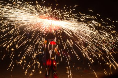 Dans, ateş ve şeytanlar, folklor ve karnavalın sonundaki ateşin baş kahraman olduğu Akdeniz festivali. Ateşli şeytanların şehirde dolaştığı bir parti. Katalonya 'nın popüler festivali.