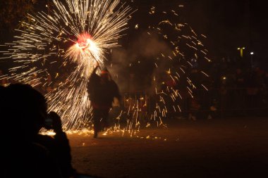 Dans, ateş ve şeytanlar, folklor ve karnavalın sonundaki ateşin baş kahraman olduğu Akdeniz festivali. Ateşli şeytanların şehirde dolaştığı bir parti. Katalonya 'nın popüler festivali.