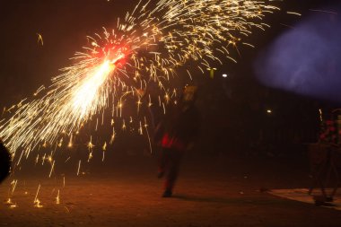 Dans, ateş ve şeytanlar, folklor ve karnavalın sonundaki ateşin baş kahraman olduğu Akdeniz festivali. Ateşli şeytanların şehirde dolaştığı bir parti. Katalonya 'nın popüler festivali.