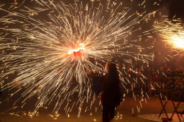 Dans, ateş ve şeytanlar, folklor ve karnavalın sonundaki ateşin baş kahraman olduğu Akdeniz festivali. Ateşli şeytanların şehirde dolaştığı bir parti. Katalonya 'nın popüler festivali.