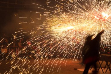Dans, ateş ve şeytanlar, folklor ve karnavalın sonundaki ateşin baş kahraman olduğu Akdeniz festivali. Ateşli şeytanların şehirde dolaştığı bir parti. Katalonya 'nın popüler festivali.