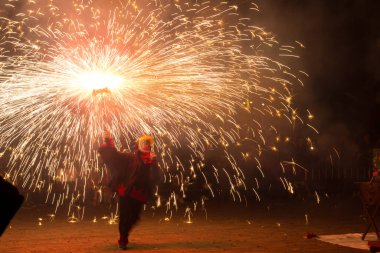 Dans, ateş ve şeytanlar, folklor ve karnavalın sonundaki ateşin baş kahraman olduğu Akdeniz festivali. Ateşli şeytanların şehirde dolaştığı bir parti. Katalonya 'nın popüler festivali.