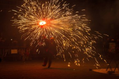 Dans, ateş ve şeytanlar, folklor ve karnavalın sonundaki ateşin baş kahraman olduğu Akdeniz festivali. Ateşli şeytanların şehirde dolaştığı bir parti. Katalonya 'nın popüler festivali.