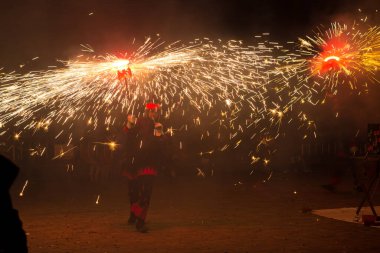 Dans, ateş ve şeytanlar, folklor ve karnavalın sonundaki ateşin baş kahraman olduğu Akdeniz festivali. Ateşli şeytanların şehirde dolaştığı bir parti. Katalonya 'nın popüler festivali.