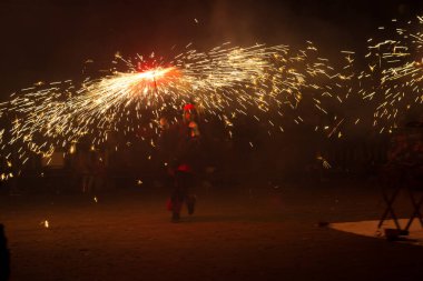 Dans, ateş ve şeytanlar, folklor ve karnavalın sonundaki ateşin baş kahraman olduğu Akdeniz festivali. Ateşli şeytanların şehirde dolaştığı bir parti. Katalonya 'nın popüler festivali.