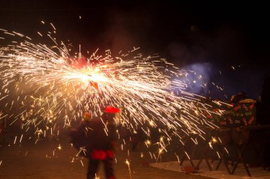 Dans, ateş ve şeytanlar, folklor ve karnavalın sonundaki ateşin baş kahraman olduğu Akdeniz festivali. Ateşli şeytanların şehirde dolaştığı bir parti. Katalonya 'nın popüler festivali.