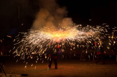 Dans, ateş ve şeytanlar, folklor ve karnavalın sonundaki ateşin baş kahraman olduğu Akdeniz festivali. Ateşli şeytanların şehirde dolaştığı bir parti. Katalonya 'nın popüler festivali.
