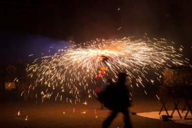 Dans, ateş ve şeytanlar, folklor ve karnavalın sonundaki ateşin baş kahraman olduğu Akdeniz festivali. Ateşli şeytanların şehirde dolaştığı bir parti. Katalonya 'nın popüler festivali.