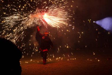 Dans, ateş ve şeytanlar, folklor ve karnavalın sonundaki ateşin baş kahraman olduğu Akdeniz festivali. Ateşli şeytanların şehirde dolaştığı bir parti. Katalonya 'nın popüler festivali.