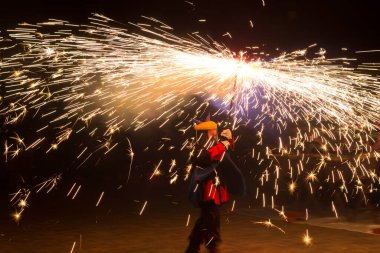 Dans, ateş ve şeytanlar, folklor ve karnavalın sonundaki ateşin baş kahraman olduğu Akdeniz festivali. Ateşli şeytanların şehirde dolaştığı bir parti. Katalonya 'nın popüler festivali.
