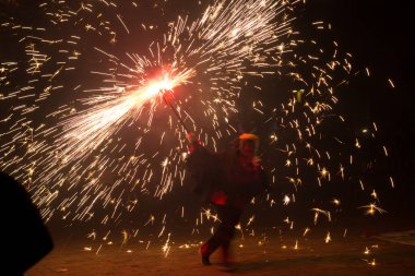 Dans, ateş ve şeytanlar, folklor ve karnavalın sonundaki ateşin baş kahraman olduğu Akdeniz festivali. Ateşli şeytanların şehirde dolaştığı bir parti. Katalonya 'nın popüler festivali.