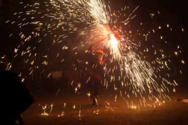 Dans, ateş ve şeytanlar, folklor ve karnavalın sonundaki ateşin baş kahraman olduğu Akdeniz festivali. Ateşli şeytanların şehirde dolaştığı bir parti. Katalonya 'nın popüler festivali.