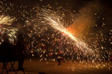Dans, ateş ve şeytanlar, folklor ve karnavalın sonundaki ateşin baş kahraman olduğu Akdeniz festivali. Ateşli şeytanların şehirde dolaştığı bir parti. Katalonya 'nın popüler festivali.