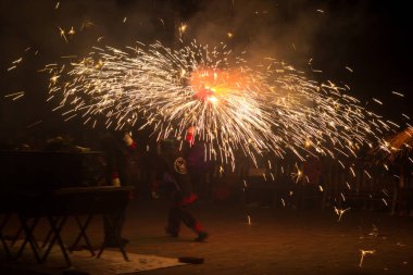 Dans, ateş ve şeytanlar, folklor ve karnavalın sonundaki ateşin baş kahraman olduğu Akdeniz festivali. Ateşli şeytanların şehirde dolaştığı bir parti. Katalonya 'nın popüler festivali.