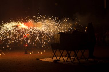 Dans, ateş ve şeytanlar, folklor ve karnavalın sonundaki ateşin baş kahraman olduğu Akdeniz festivali. Ateşli şeytanların şehirde dolaştığı bir parti. Katalonya 'nın popüler festivali.
