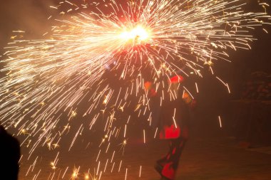 Dans, ateş ve şeytanlar, folklor ve karnavalın sonundaki ateşin baş kahraman olduğu Akdeniz festivali. Ateşli şeytanların şehirde dolaştığı bir parti. Katalonya 'nın popüler festivali.