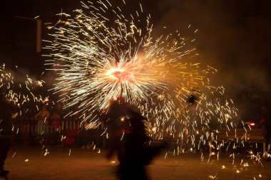 Dans, ateş ve şeytanlar, folklor ve karnavalın sonundaki ateşin baş kahraman olduğu Akdeniz festivali. Ateşli şeytanların şehirde dolaştığı bir parti. Katalonya 'nın popüler festivali.
