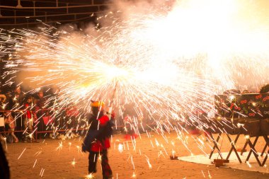 Dans, ateş ve şeytanlar, folklor ve karnavalın sonundaki ateşin baş kahraman olduğu Akdeniz festivali. Ateşli şeytanların şehirde dolaştığı bir parti. Katalonya 'nın popüler festivali.
