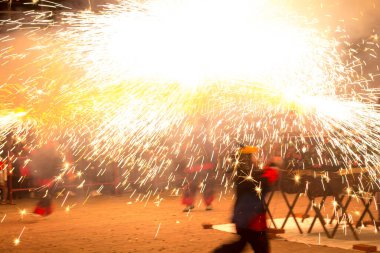 Dans, ateş ve şeytanlar, folklor ve karnavalın sonundaki ateşin baş kahraman olduğu Akdeniz festivali. Ateşli şeytanların şehirde dolaştığı bir parti. Katalonya 'nın popüler festivali.