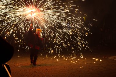 Dans, ateş ve şeytanlar, folklor ve karnavalın sonundaki ateşin baş kahraman olduğu Akdeniz festivali. Ateşli şeytanların şehirde dolaştığı bir parti. Katalonya 'nın popüler festivali.