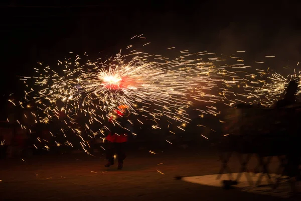 Dans Ateş Şeytanlar Folklor Karnavalın Sonundaki Ateşin Baş Kahraman Olduğu — Stok fotoğraf