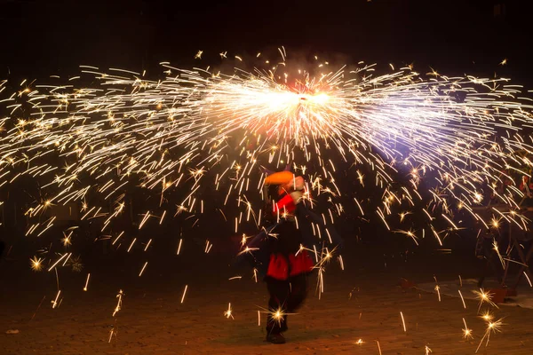 Dans Ateş Şeytanlar Folklor Karnavalın Sonundaki Ateşin Baş Kahraman Olduğu — Stok fotoğraf