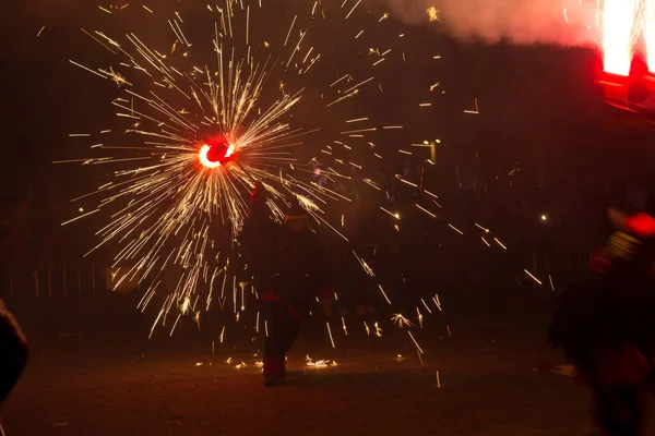 Dans Ateş Şeytanlar Folklor Karnavalın Sonundaki Ateşin Baş Kahraman Olduğu — Stok fotoğraf