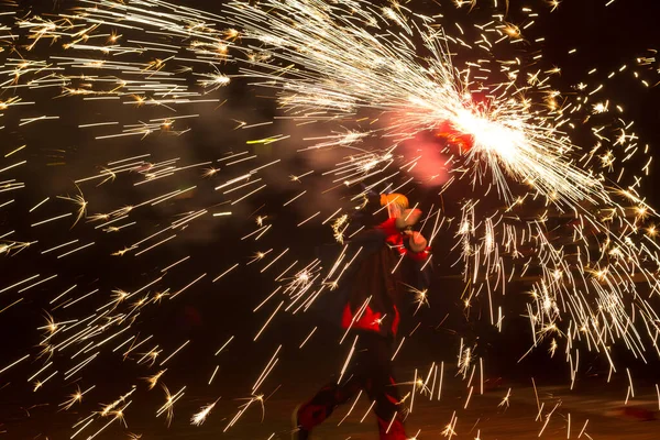 Dans, ateş ve şeytanlar, folklor ve karnavalın sonundaki ateşin baş kahraman olduğu Akdeniz festivali. Ateşli şeytanların şehirde dolaştığı bir parti. Katalonya 'nın popüler festivali.