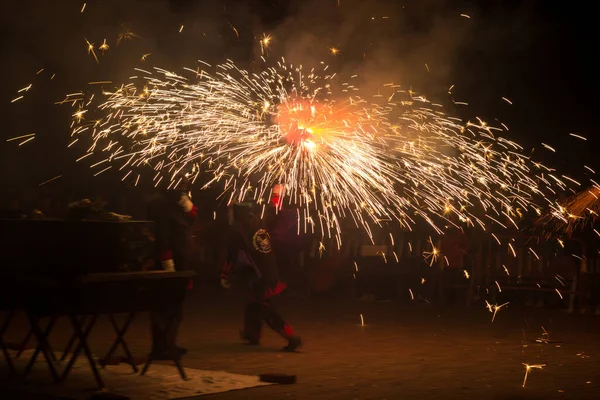 Dans, ateş ve şeytanlar, folklor ve karnavalın sonundaki ateşin baş kahraman olduğu Akdeniz festivali. Ateşli şeytanların şehirde dolaştığı bir parti. Katalonya 'nın popüler festivali.