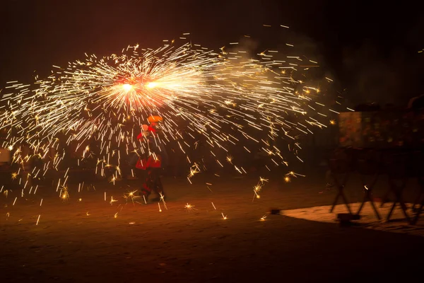 Dans Ateş Şeytanlar Folklor Karnavalın Sonundaki Ateşin Baş Kahraman Olduğu — Stok fotoğraf