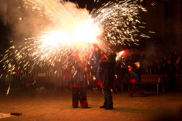 Dans Ateş Şeytanlar Folklor Karnavalın Sonundaki Ateşin Baş Kahraman Olduğu — Stok fotoğraf