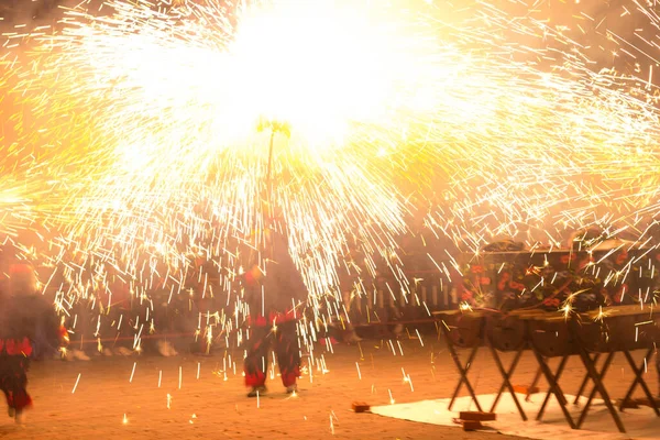 Dans Ateş Şeytanlar Folklor Karnavalın Sonundaki Ateşin Baş Kahraman Olduğu — Stok fotoğraf