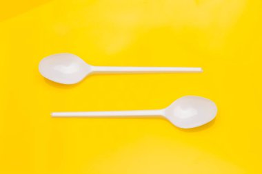 Küçük kahve kaşığı, plastik çatal ve beyaz. Küçük nesneler yemek ve yemek yemek için ve kahve koymak için şeker porsiyonları ölçüsü olarak kullanılır. Yiyecek nesneler ve çatallar.