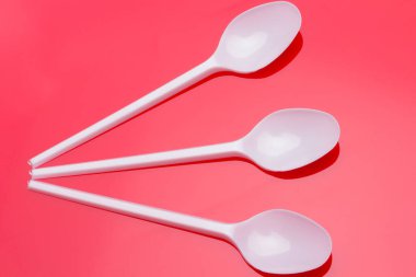 Küçük kahve kaşığı, plastik çatal ve beyaz. Küçük nesneler yemek ve yemek yemek için ve kahve koymak için şeker porsiyonları ölçüsü olarak kullanılır. Yiyecek nesneler ve çatallar.