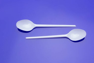 Küçük kahve kaşığı, plastik çatal ve beyaz. Küçük nesneler yemek ve yemek yemek için ve kahve koymak için şeker porsiyonları ölçüsü olarak kullanılır. Yiyecek nesneler ve çatallar.