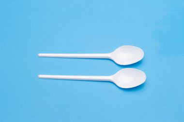 Cutlery for eating white and made of plastic and transparent glass cups; Cutlery and glasses teaspoons for coffee and for rationing small amounts of sugar, fork for pricking food, glasses for drinking