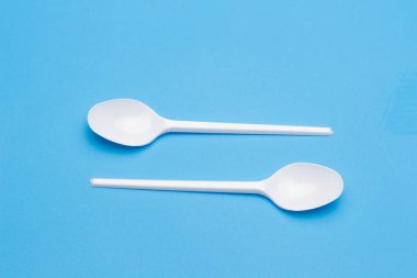 Cutlery for eating white and made of plastic and transparent glass cups; Cutlery and glasses teaspoons for coffee and for rationing small amounts of sugar, fork for pricking food, glasses for drinking