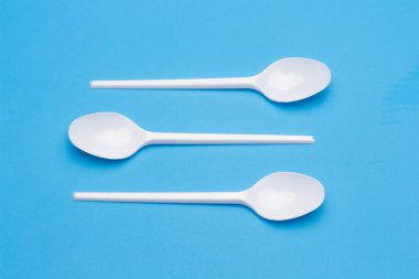 Cutlery for eating white and made of plastic and transparent glass cups; Cutlery and glasses teaspoons for coffee and for rationing small amounts of sugar, fork for pricking food, glasses for drinking