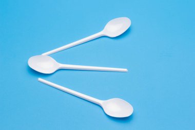 Cutlery for eating white and made of plastic and transparent glass cups; Cutlery and glasses teaspoons for coffee and for rationing small amounts of sugar, fork for pricking food, glasses for drinking