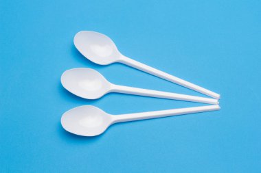 Cutlery for eating white and made of plastic and transparent glass cups; Cutlery and glasses teaspoons for coffee and for rationing small amounts of sugar, fork for pricking food, glasses for drinking